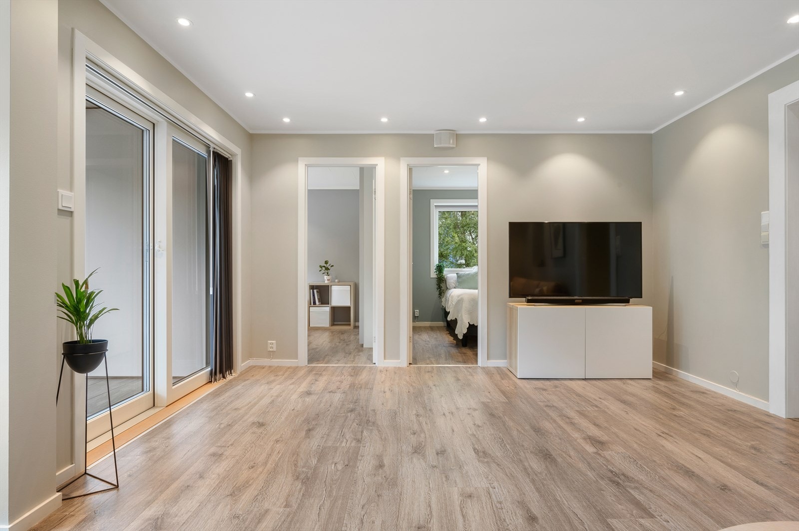 - Leiligheten har et BRA-i på 70m² og inneholder entré, stue, kjøkken, to soverom, bad, vaskerom og bod - Galleribilde