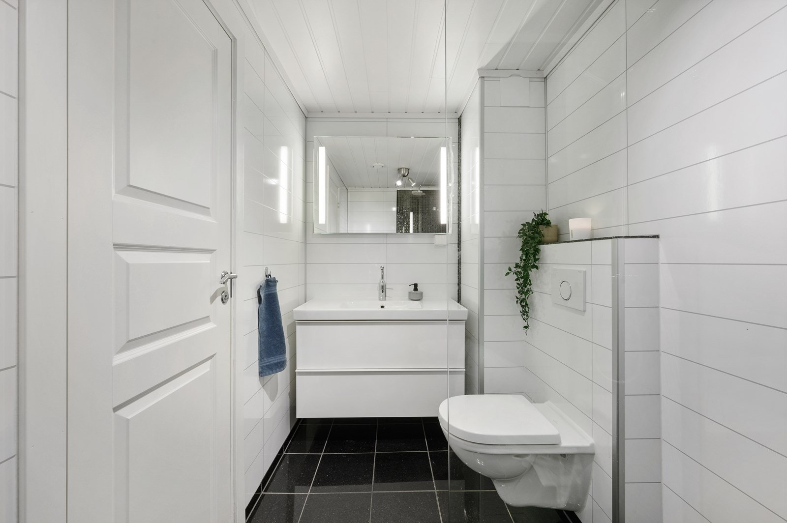 - Her får du gode kvaliteter som regnfallsdusj, speil med integrert lys og godt med lagringsplass i servantmøbel - Galleribilde