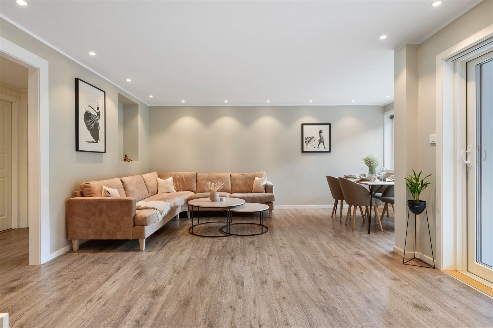 - Stuen strekker seg utover et areal på 26,1m² og kan enkelt deles inn i naturlige soner - Galleribilde