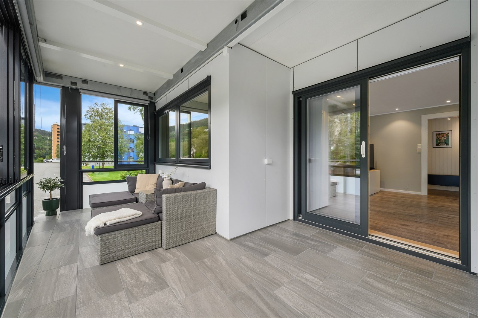 - Svært romslig innglasset balkong på 14m² som blir som en flott forlengelse av stuen. I 2023 ble det lagt fliser her - Galleribilde