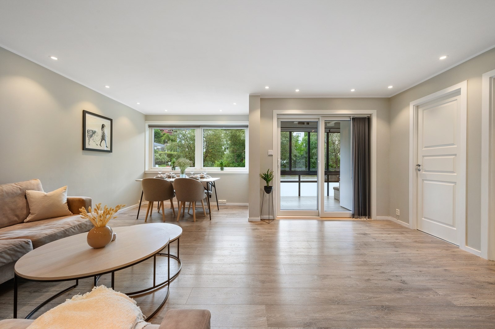 - Innvendig holder leiligheten en gjennomgående moderne og innflytningsklar standard - Galleribilde