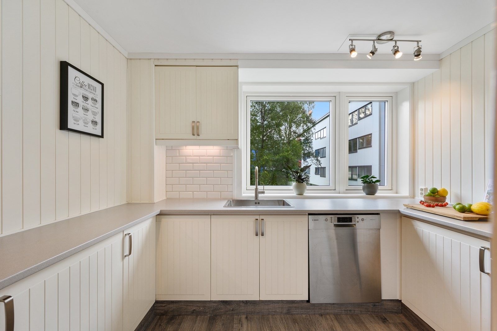 - Tidløs kjøkkeninnredning med profilerte fronter og benkeplate i laminat - Galleribilde