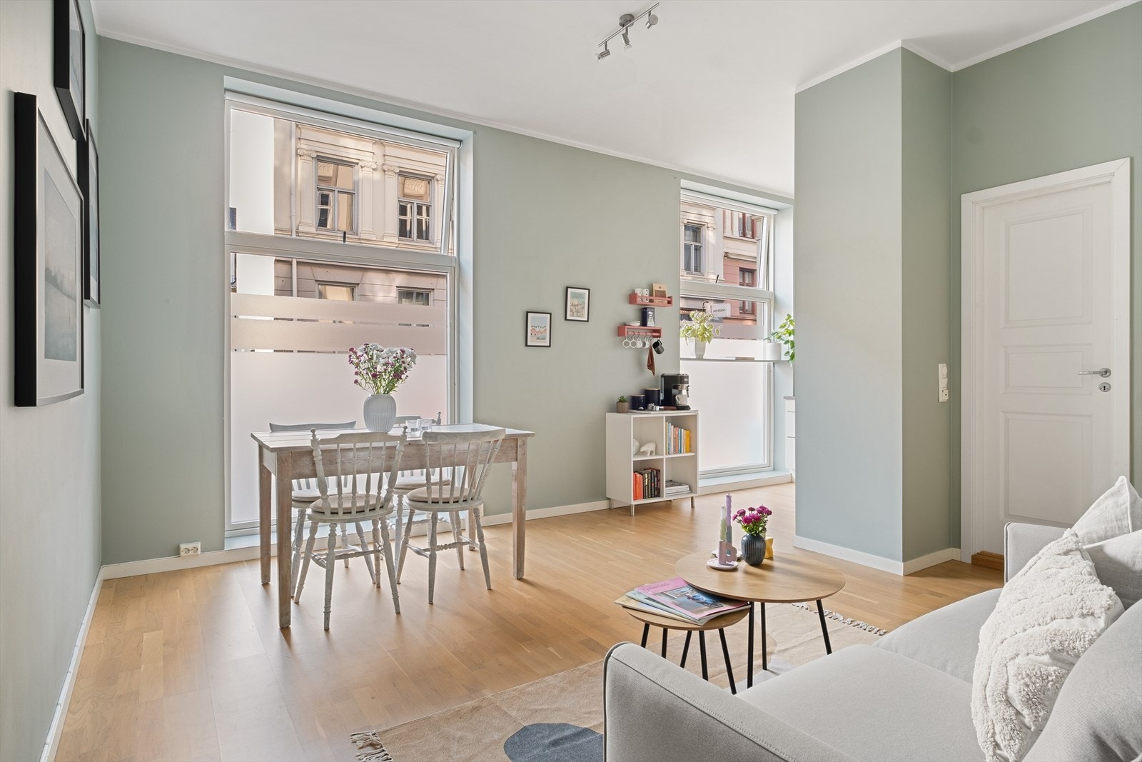 Nordvik v/Moestue har gleden av å presentere en gjennomgående og attraktiv 3-roms andelsleilighet med tilbaketrukket beliggenhet ved populære Alexander Kiellands plass! Husk visningspåmelding! Galleribilde