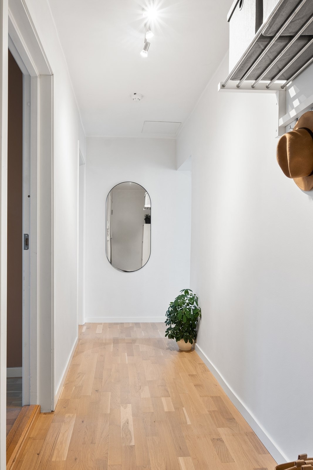 Velkommen inn! Lys og innbydende entré som gir et godt førsteinntrykk av leiligheten. Galleribilde