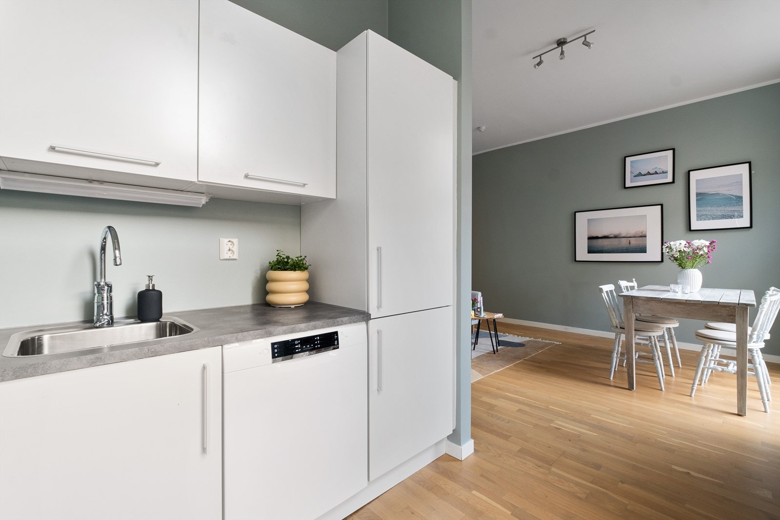 Integrert koketopp, stekeovn, oppvaskmaskin og kjøl og fryseskap. Kullfilterventilator over kokeplass. Galleribilde