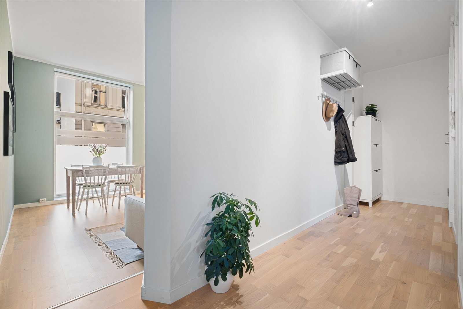 Romslig entré med god plass til å henge fra seg sko og yttertøy. Galleribilde