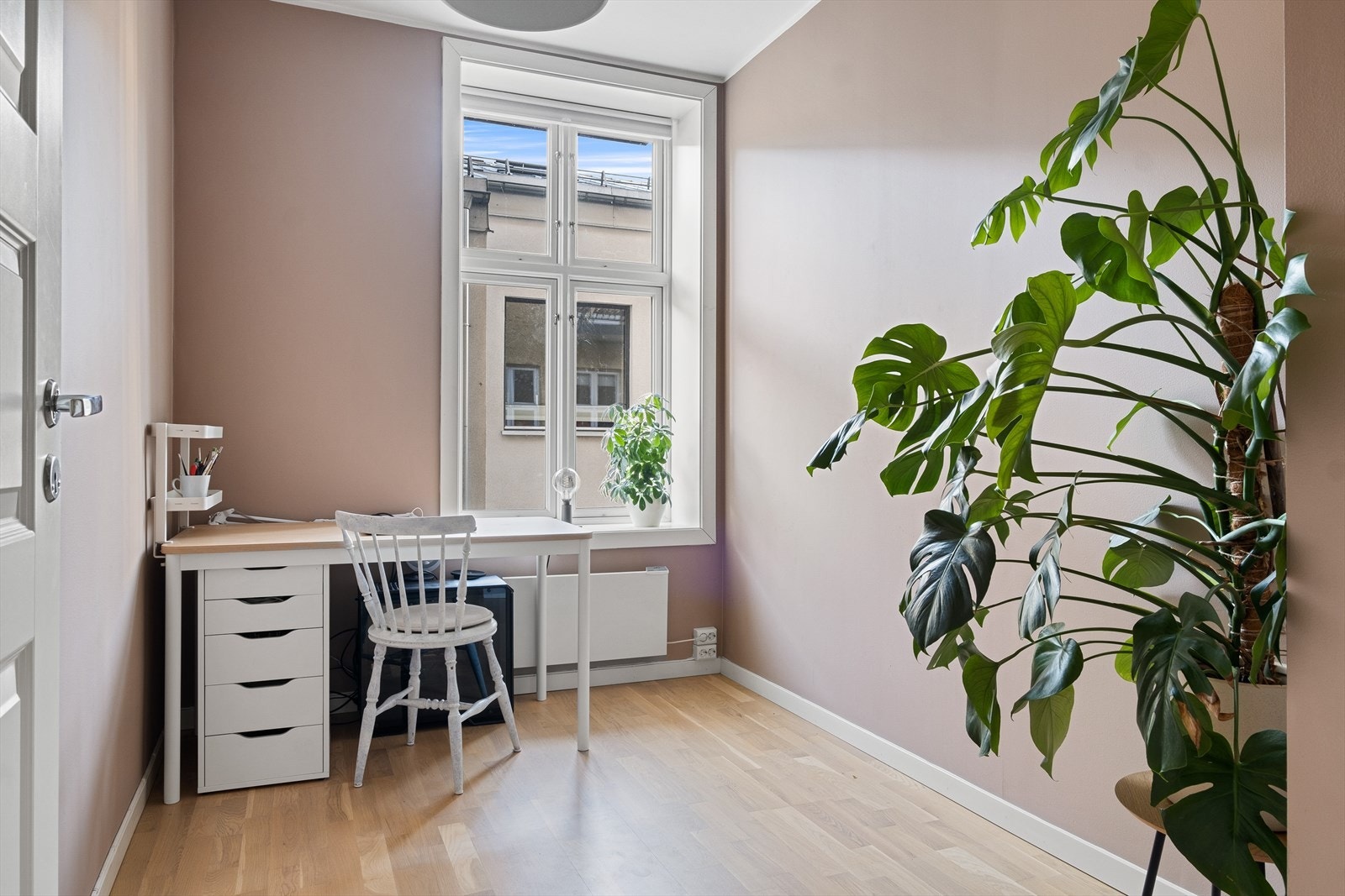 Leiligheten har to soverom av tilnærmet lik størrelse. Galleribilde