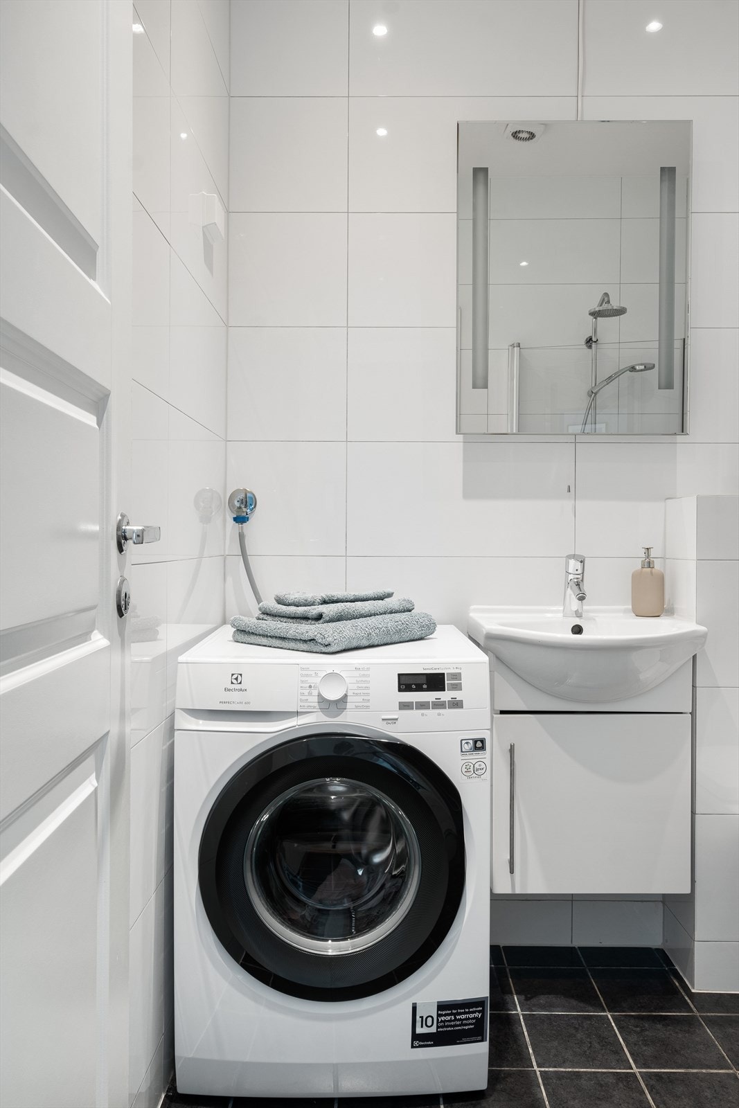 Flislagt baderom fra 2013/14 med varme i gulvet og downlights i himling. Galleribilde