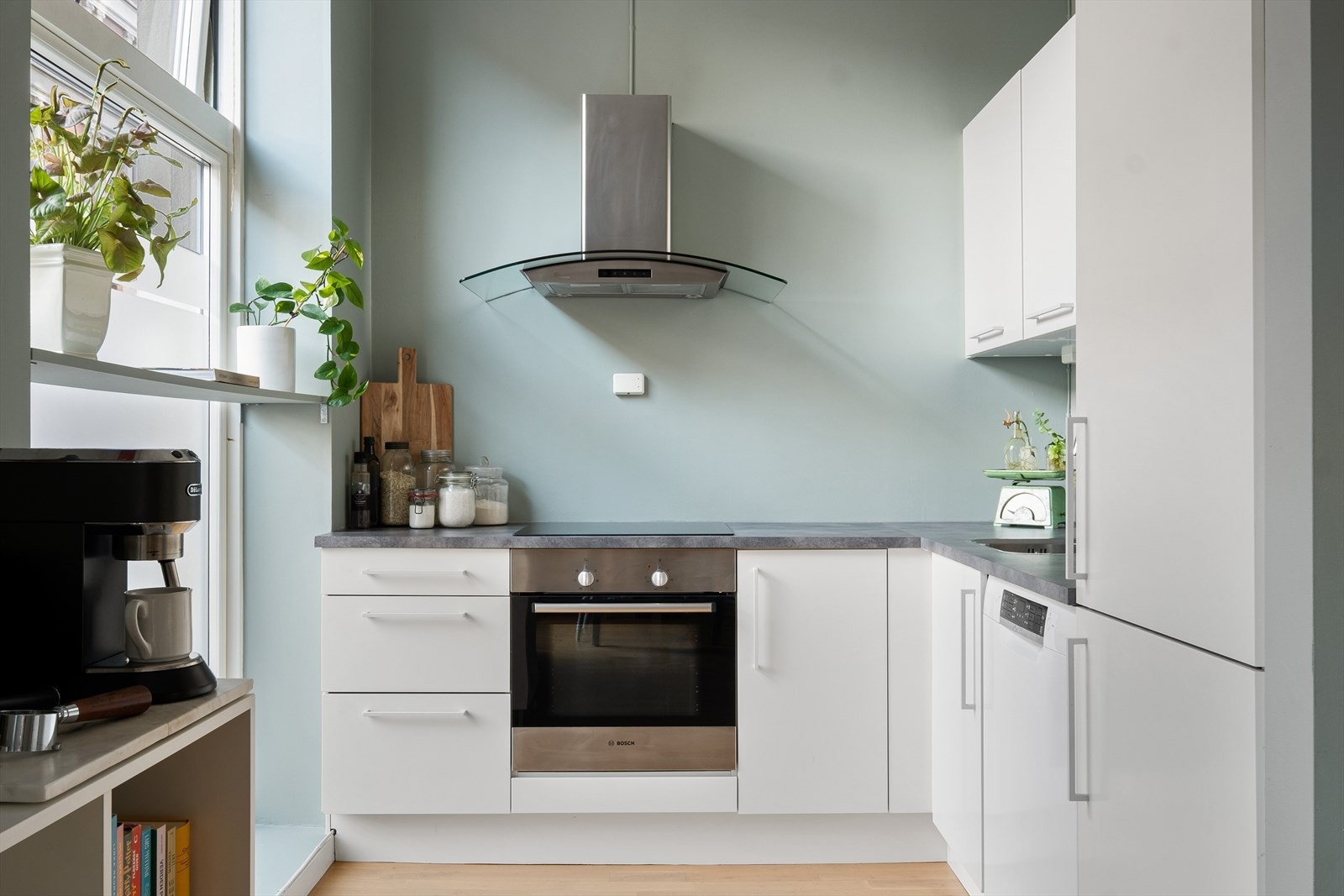 Kjøkkenet har godt med skap- og benkeplass. Galleribilde