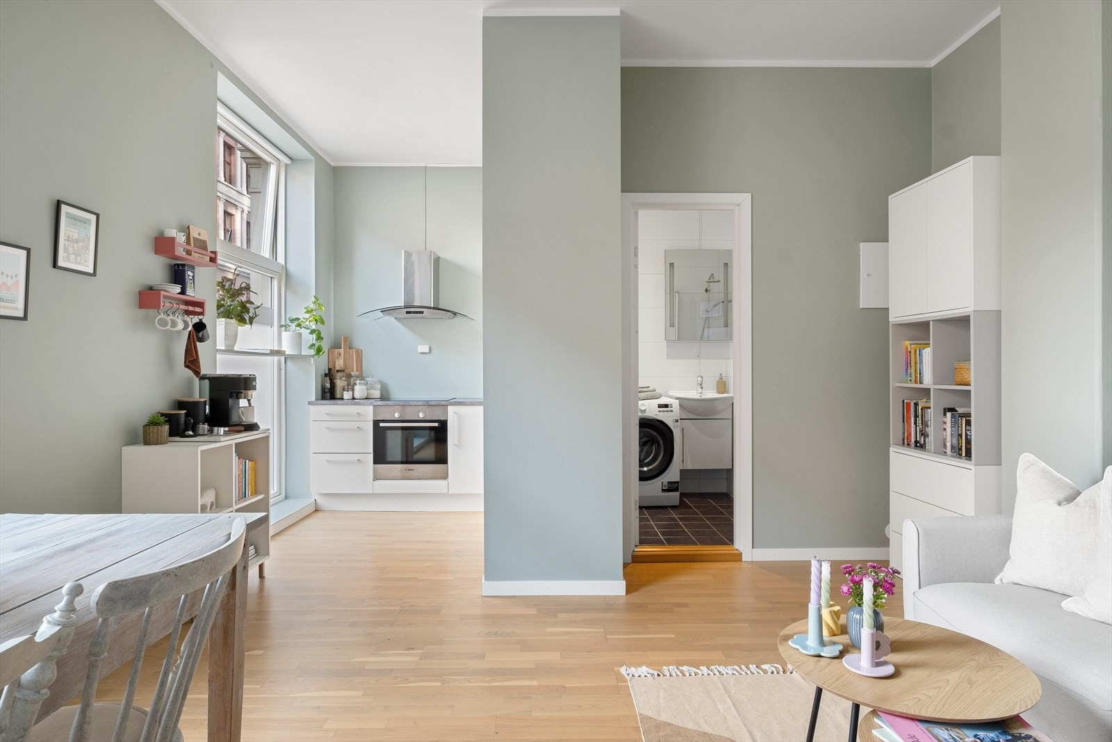 Leiligheten holder gjennomgående god standard og ble bruksendret fra næring til bolig i 2014 (ferdigattest foreligger). Galleribilde