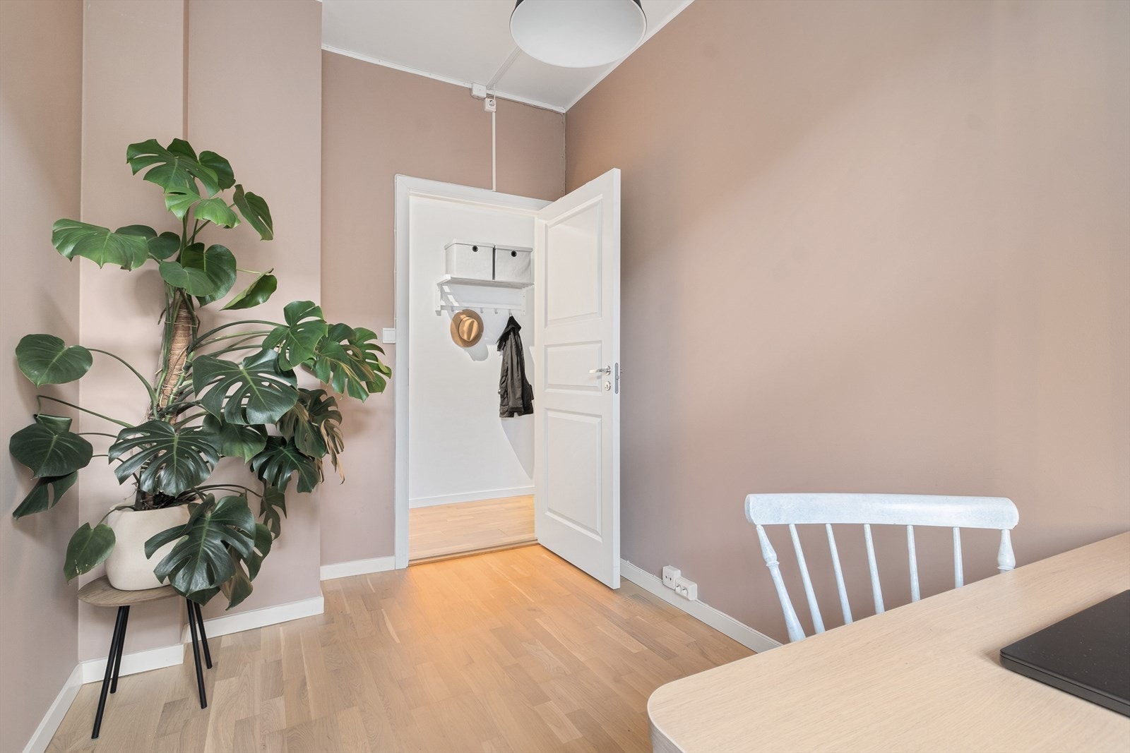 Soverom to er i dag innredet som hjemmekontor, men passer utmerket som gjesterom eller barnerom. Galleribilde