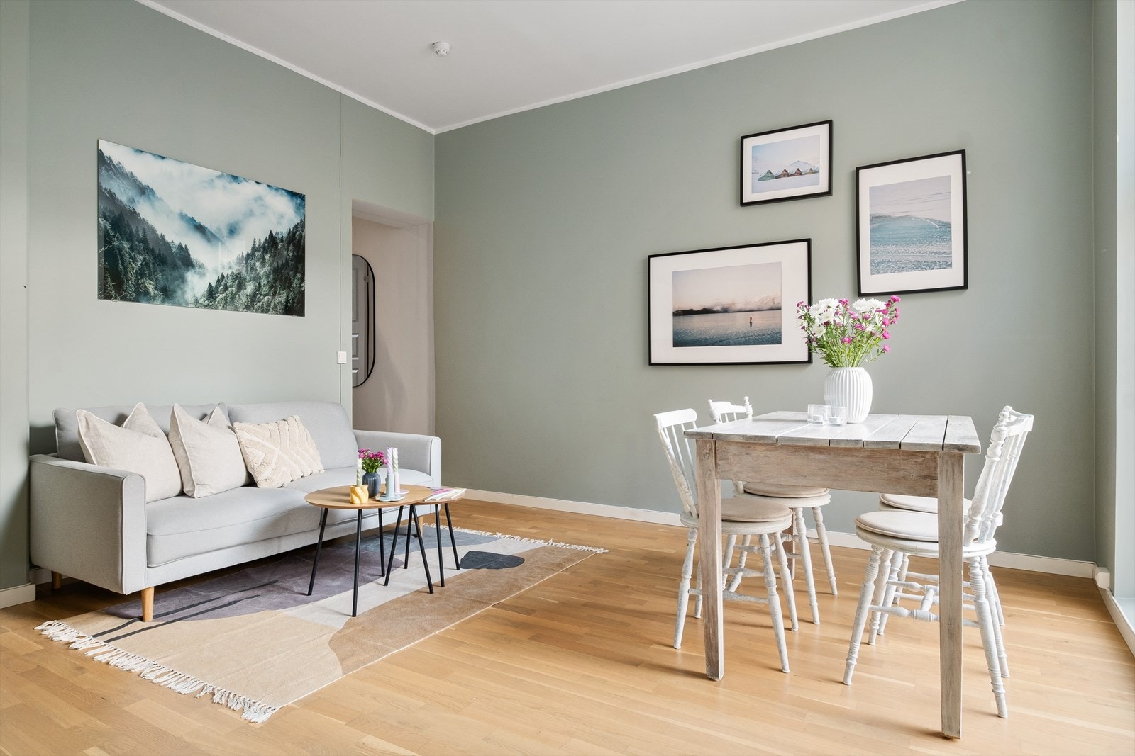 Leiligheten er malt i delikate og tidsriktige farger. Galleribilde