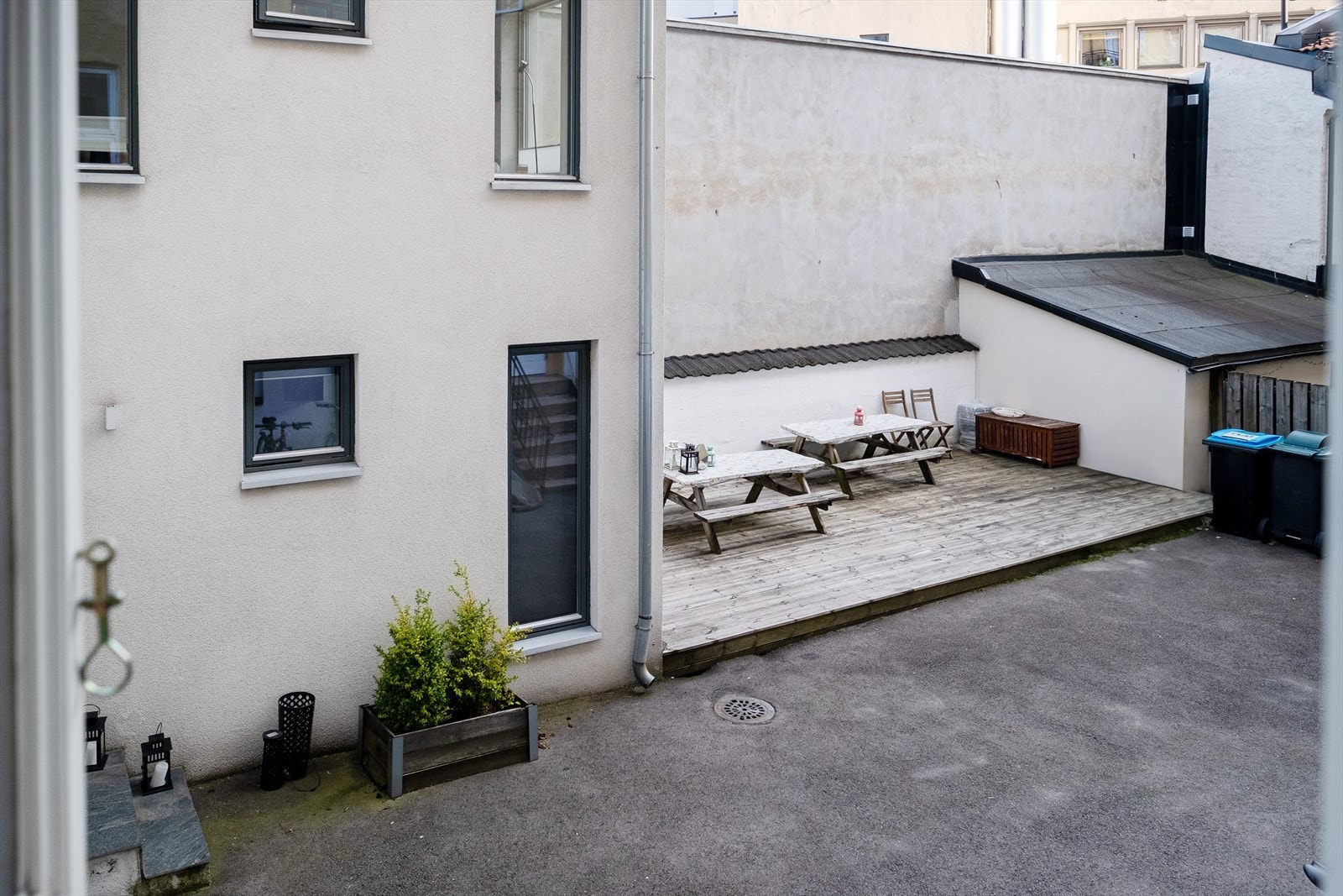 Bakgård med sittegrupper. Galleribilde