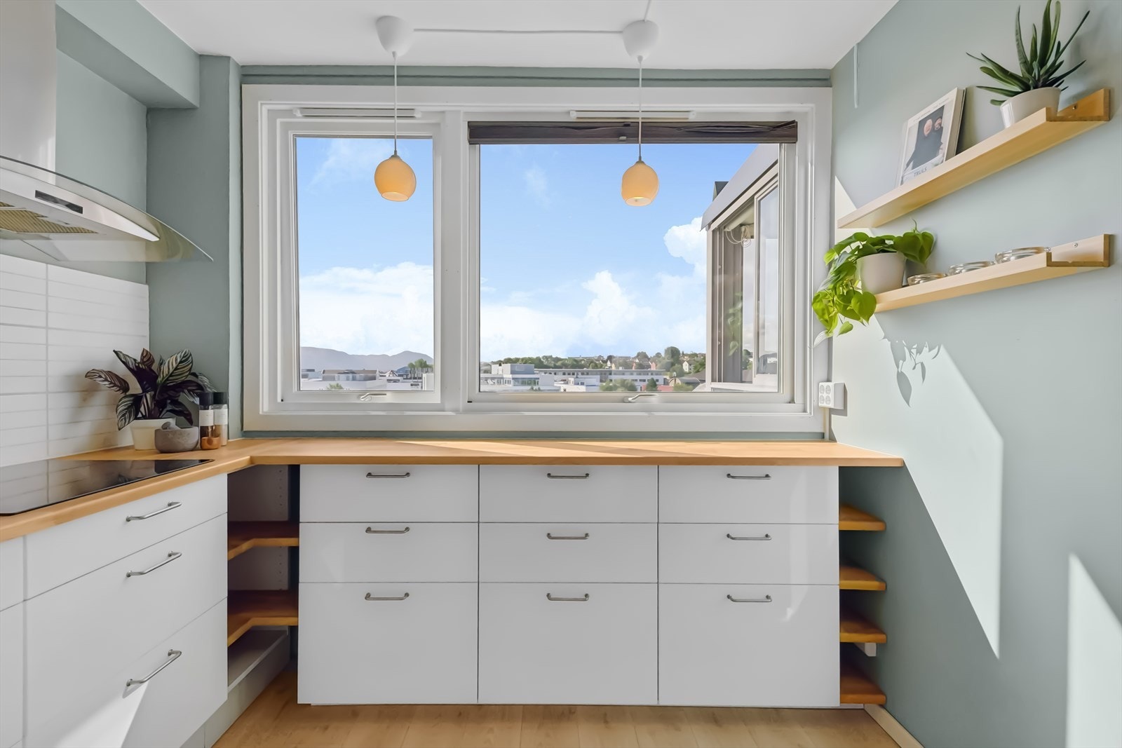 Innredningen har glatte fronter, heltre benkeplate (ny benkeplate og nye underskap mot yttervegg (vindu)), nedfelt oppvaskkum og ventilator. Galleribilde