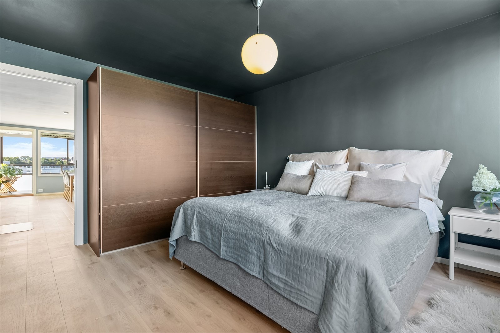 Hovedsoverommet har en medfølgende skyvedørsgarderobe. Galleribilde