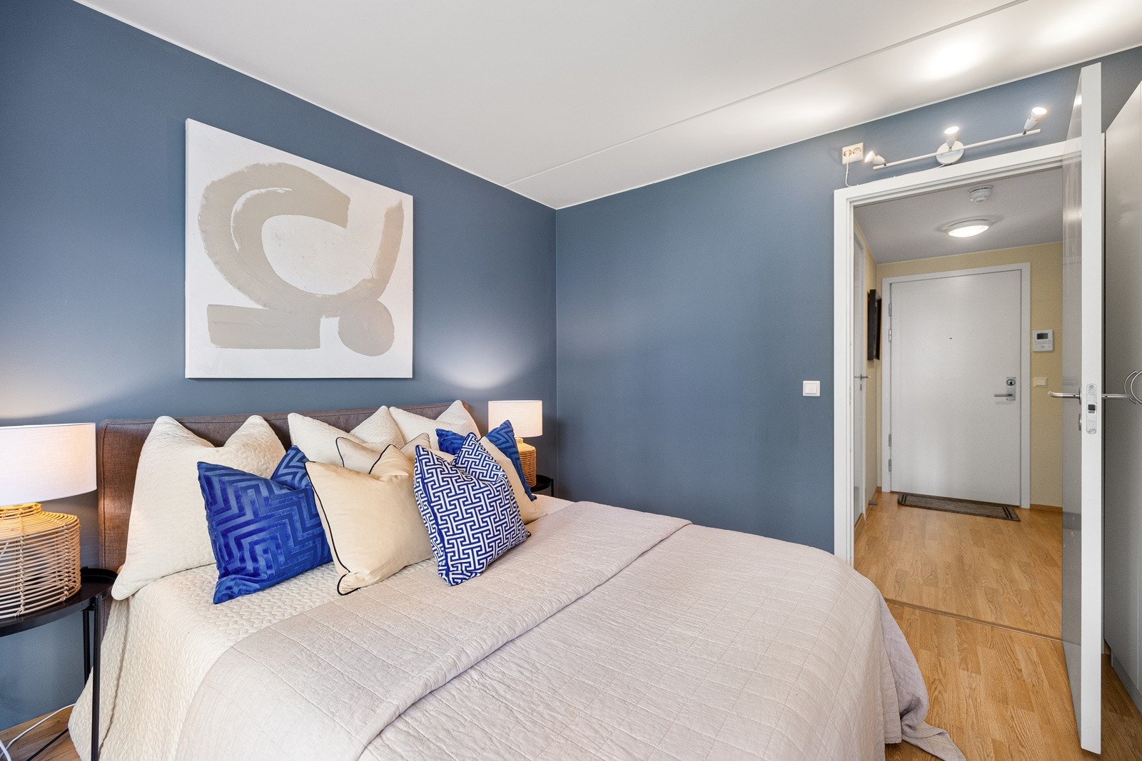 Leiligheten har et stort og luftig soverom med god plass til stor dobbeltseng. Galleribilde