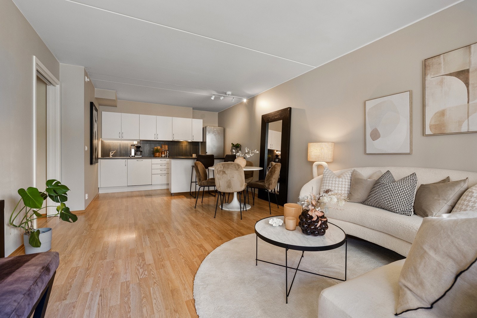 Fra stuen har du en åpen løsning til kjøkkenet som skaper et flott allrom for hele familien. Galleribilde