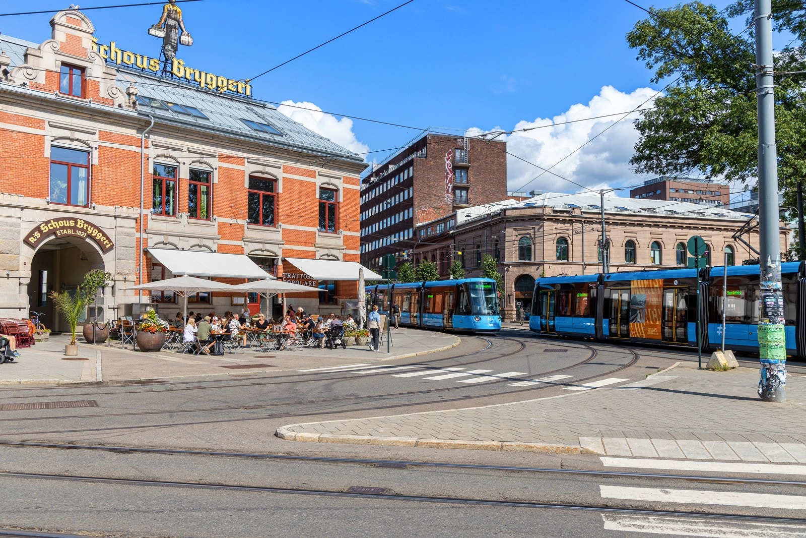 Schous plass med sitt gode knutepunkt for kollektivtrafikk er rett utenfor døren. Galleribilde
