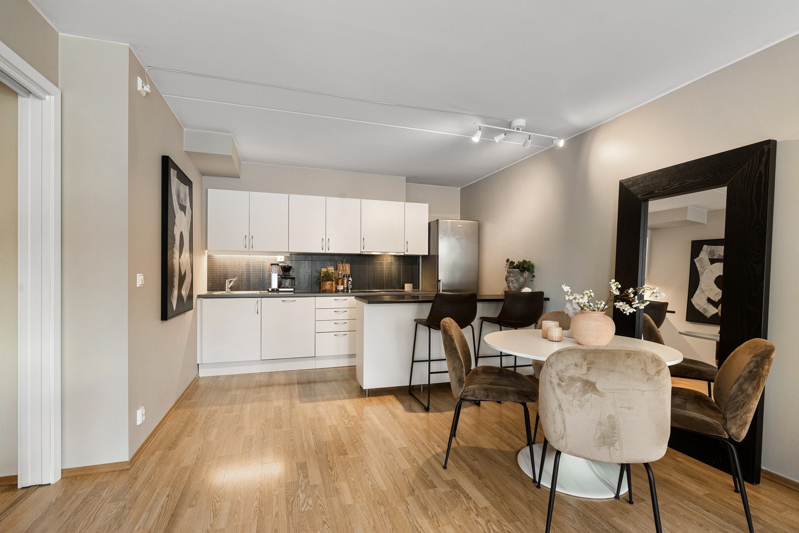 Klassisk kjøkken fra Arens med glatte fronter og laminert benkeplate med 1-greps blandebatteri. Galleribilde