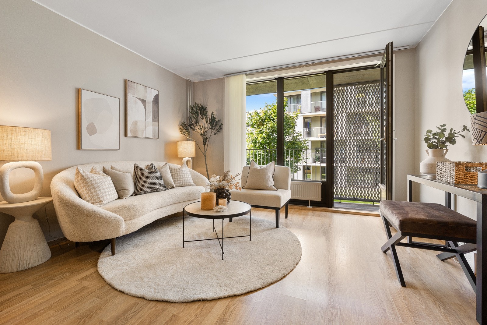 Lekker og romslig stye med utgang til herlig balkong mot bakgård. Merk at man har også tilgang til felles takterrasse. Adkomst via heis eller trapper. Galleribilde