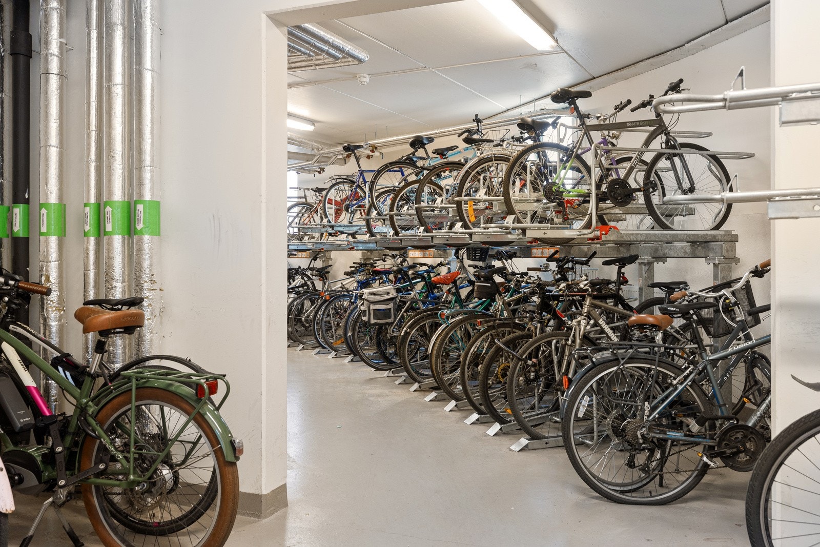 Felles sykkelparkering. Galleribilde