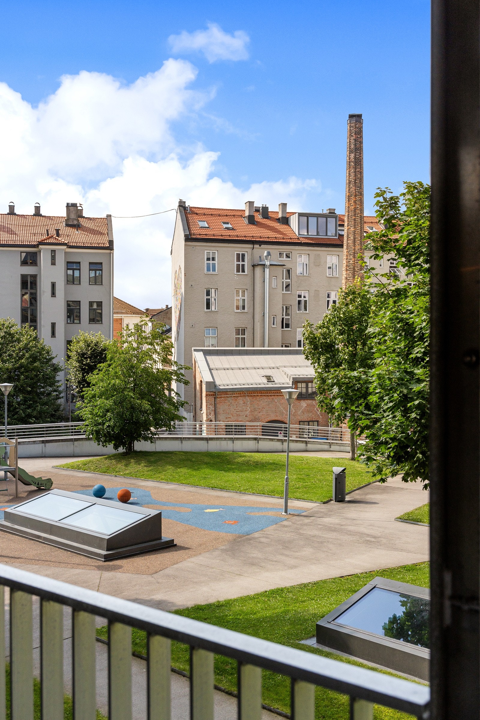 Utsikt mot hyggelig felles bakgård. Galleribilde