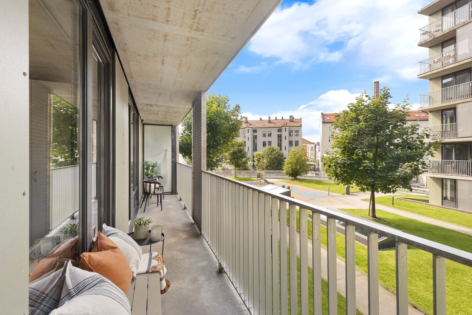 Fra stuen har du utgang til balkong med ca 10 m² gulvareal.. Galleribilde