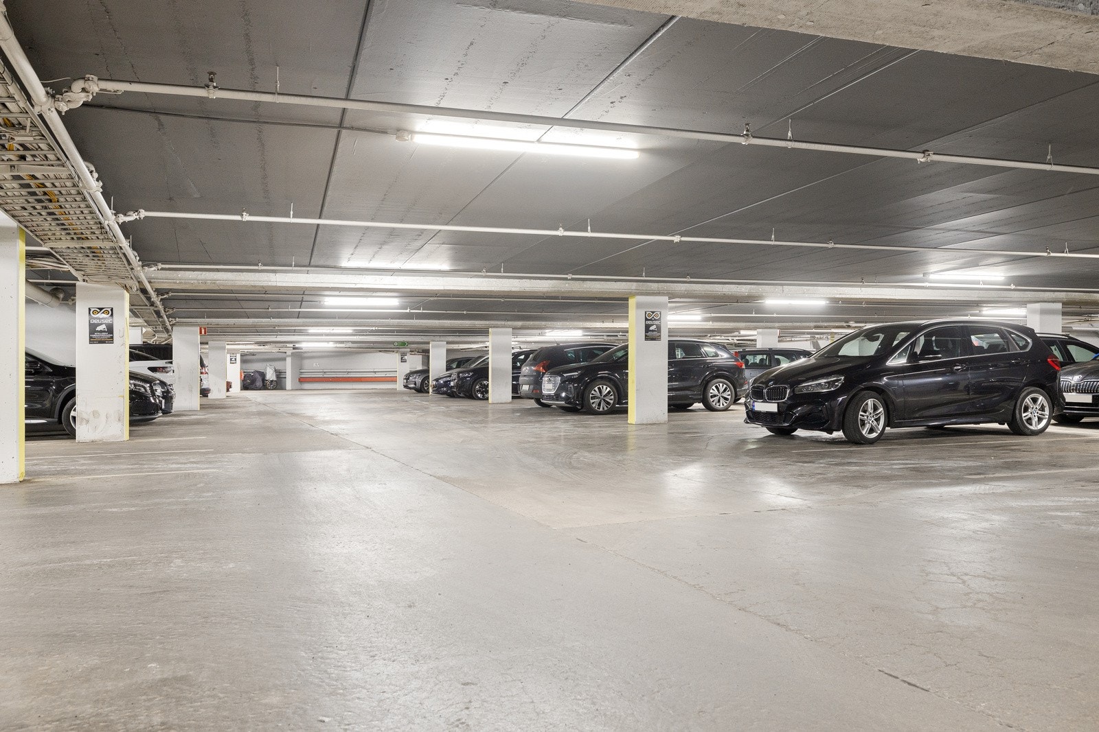 Garasjer kan leies i underetasjen både på timesbasis og månedsleie. Ta kontakt med Q-park for å høre om ledig kapasitet. Galleribilde