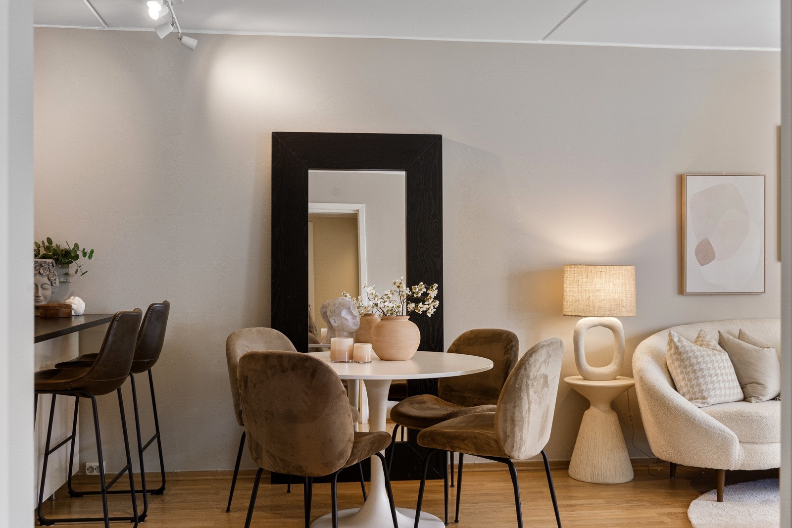 Det er god plass til spisebord og øvrig møblement. Galleribilde