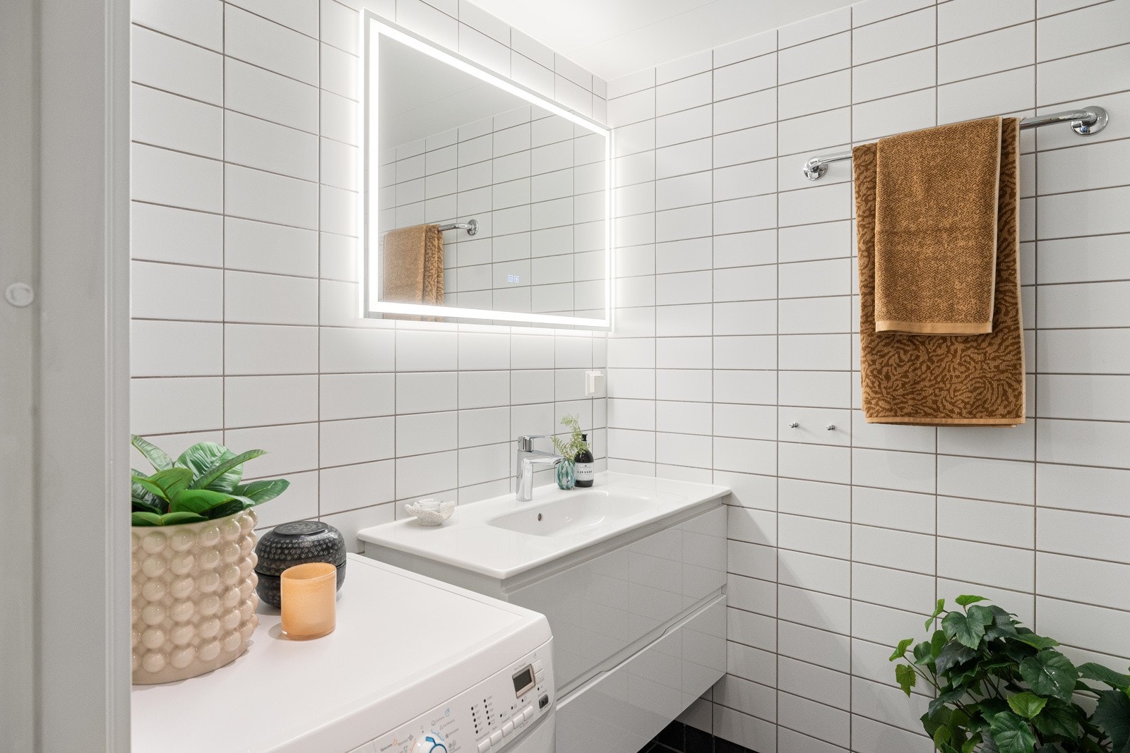 Det er nytt servantskap, speil og dusjarmatur fra 2024. Galleribilde