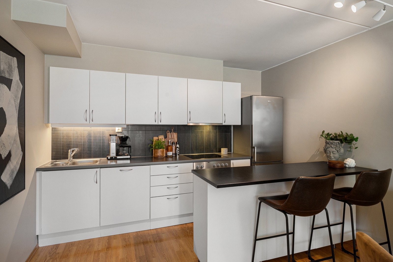 Det ble bygget kjøkkenøy i 2013, så her er det god benk- og skap plass. Galleribilde