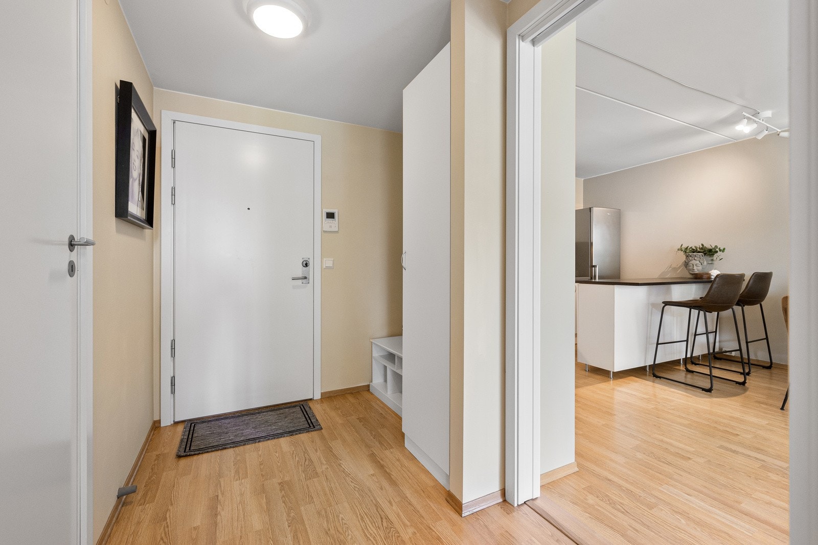 Her kan man henge fra seg tøy og sette fra seg sko. Galleribilde