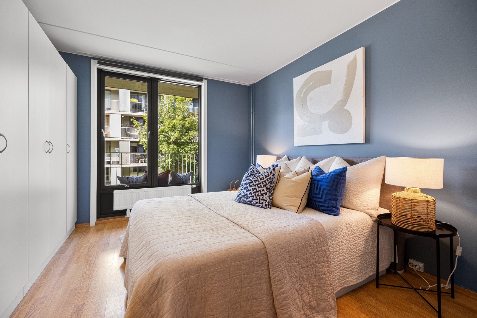 Her er det garderobeskap langs den ene veggen. Galleribilde