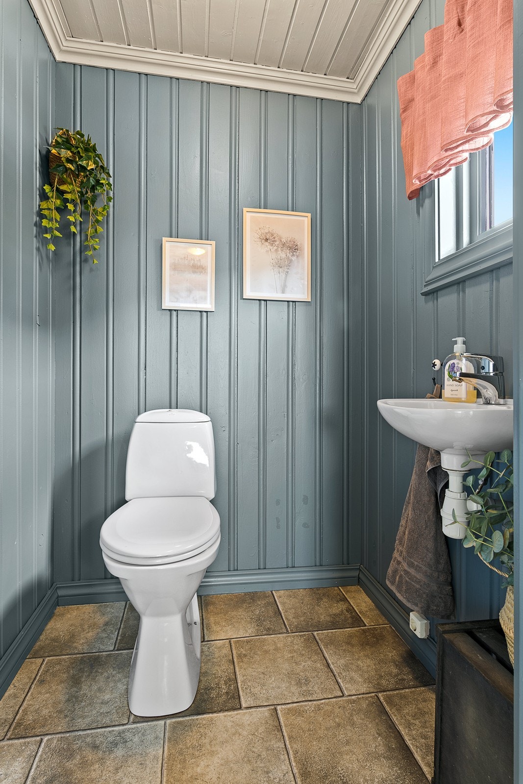 I 1. etasje er det et toalettrom utstyrt med toalett og enkelservant. Galleribilde