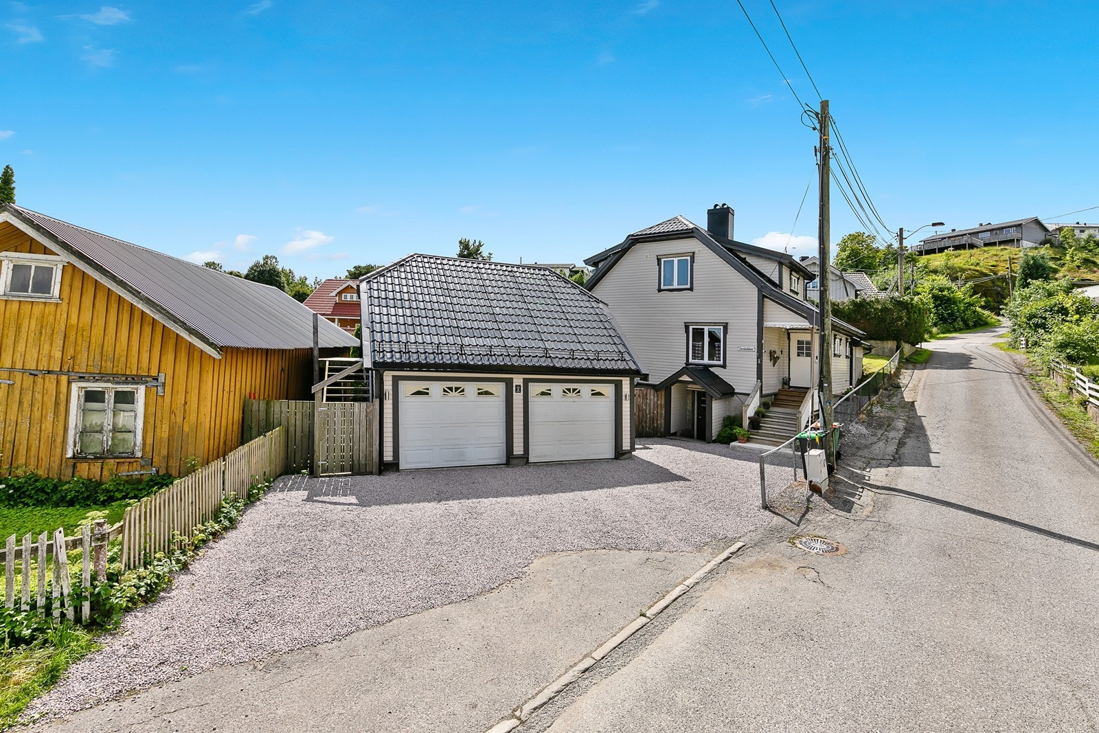 Garasjen ble bygd i 2002, og har tilliggende verksted og lagringsloft. Galleribilde