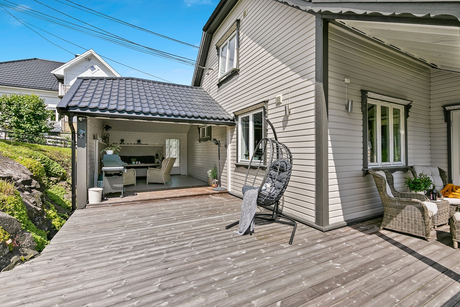 Verandaen har et totalareal på 54 m², og er delvis overbygd og har en flott vinterhage. Galleribilde