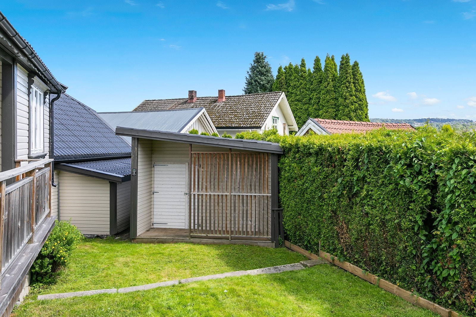 På tomten er det oppført en frittstående redskapsbod. Galleribilde