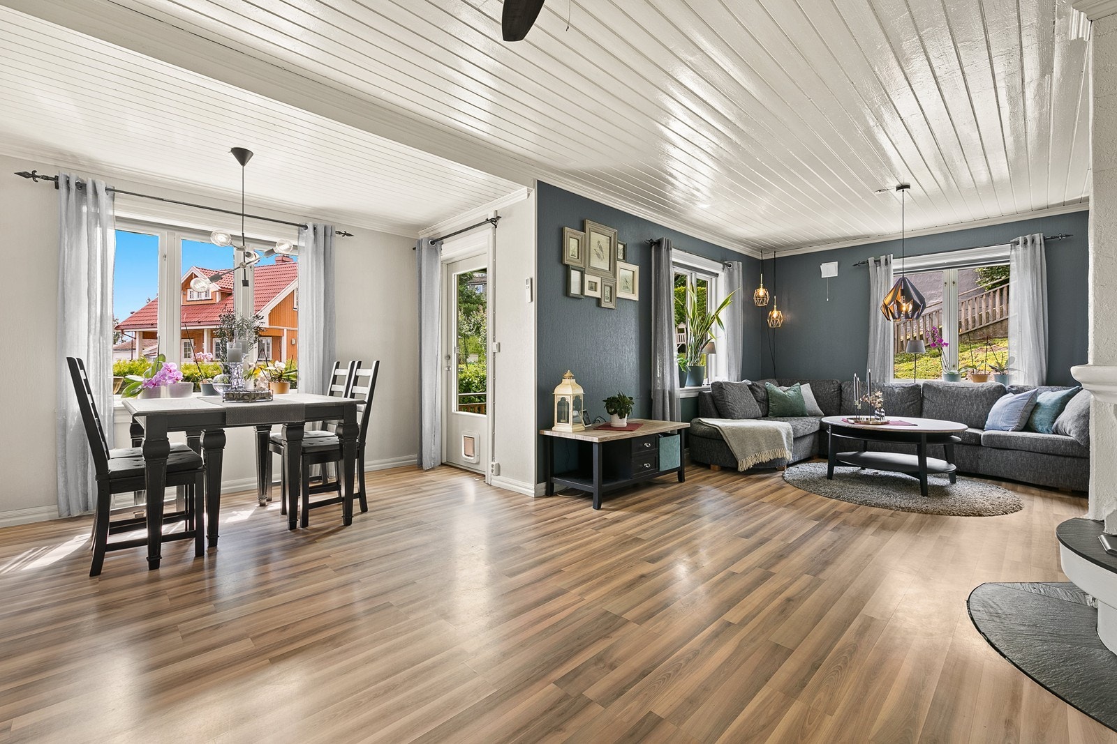 Fra stuen er det direkte utgang til veranda med flott vinterhage. Galleribilde