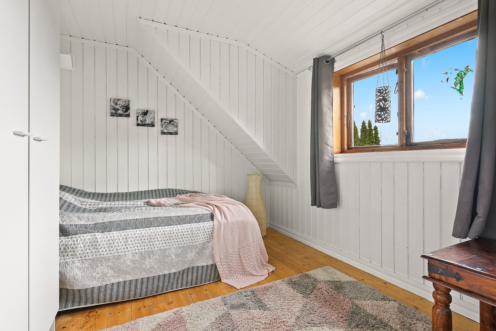 Alle soverommene har tregulv, og lysmalt panel på veggene og i himlingene. Galleribilde