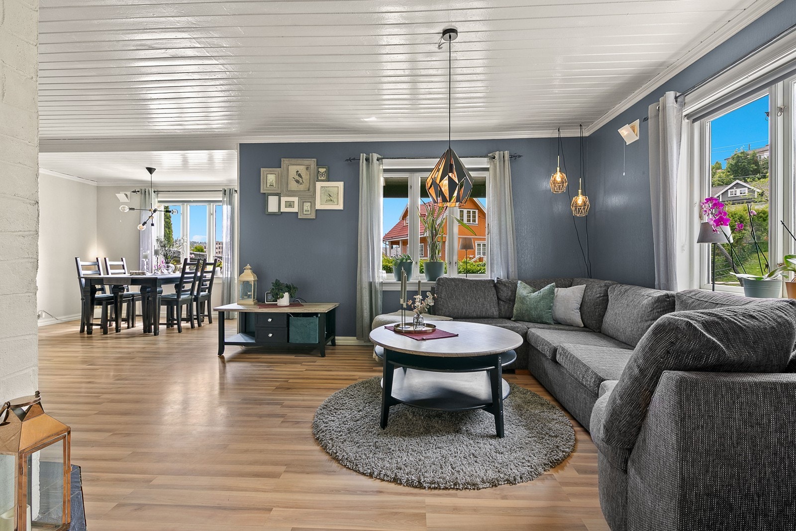 Stor stue med god plass til både spisestue og sofagruppe. Galleribilde