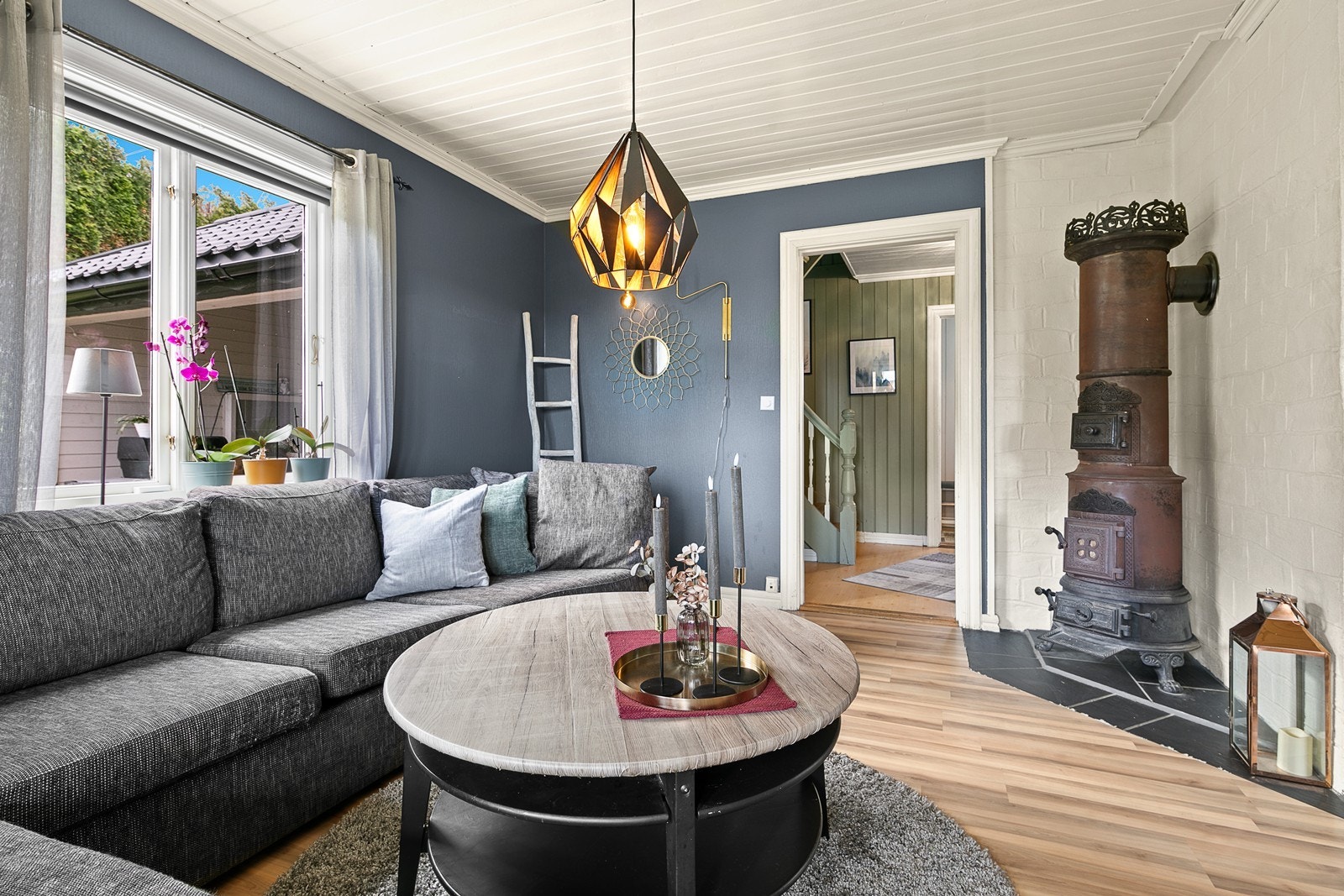 I stuen er det vedovn og murt peis med innsats. Galleribilde