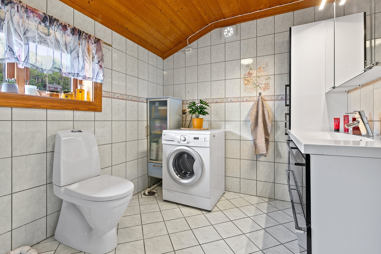 Flislagt bad med varmekabler i gulvet. Galleribilde