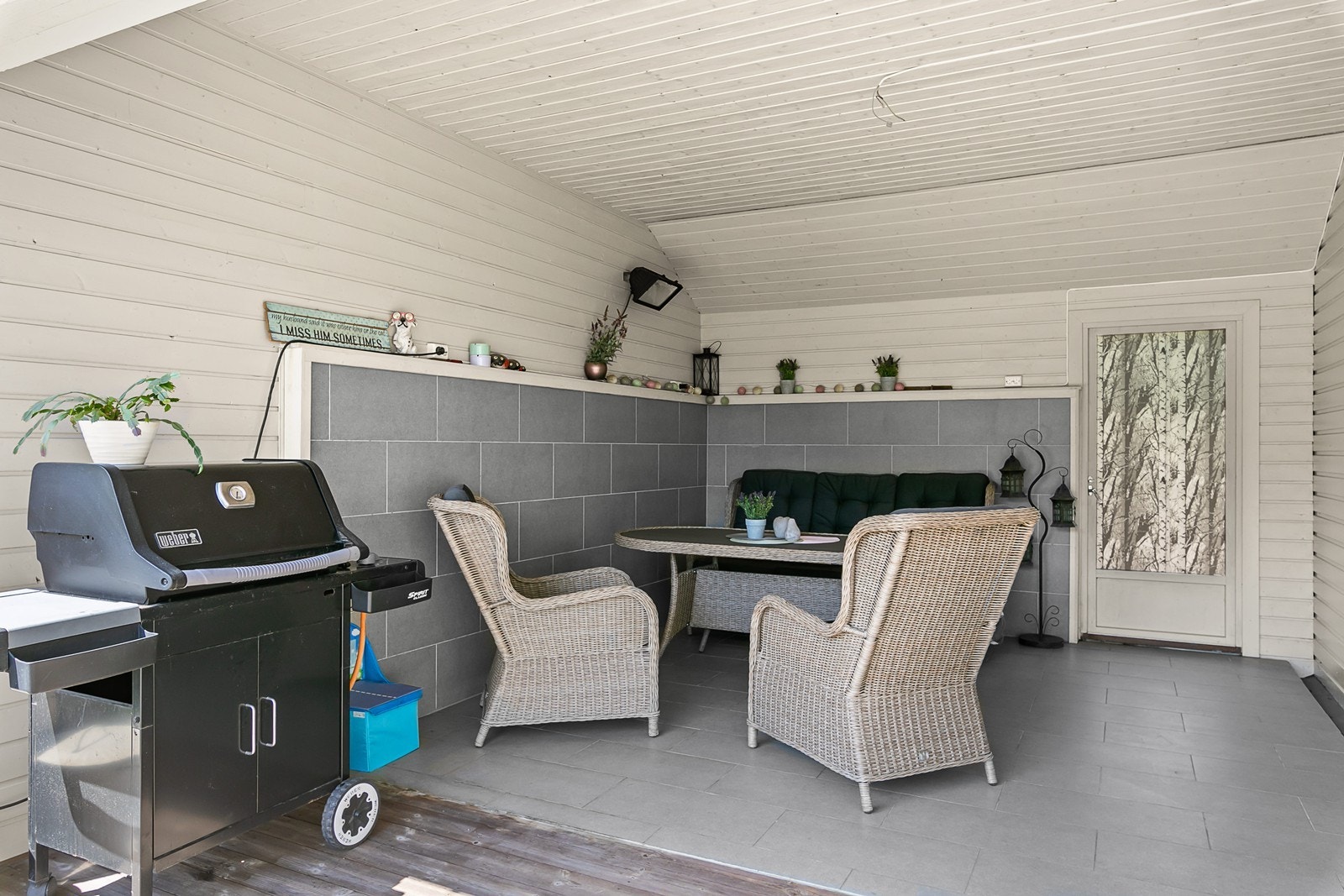 Vinterhagen har flislagt gulv og utgang via verandadør til fremsiden av eneboligen. Galleribilde