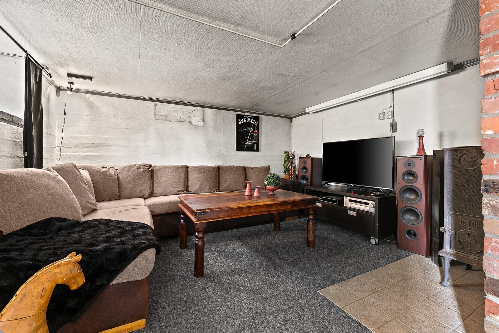 Innredningen av rommet til kjellerstue er ikke bruksendret/omsøkt, og derfor ikke godkjent til varig opphold. Galleribilde