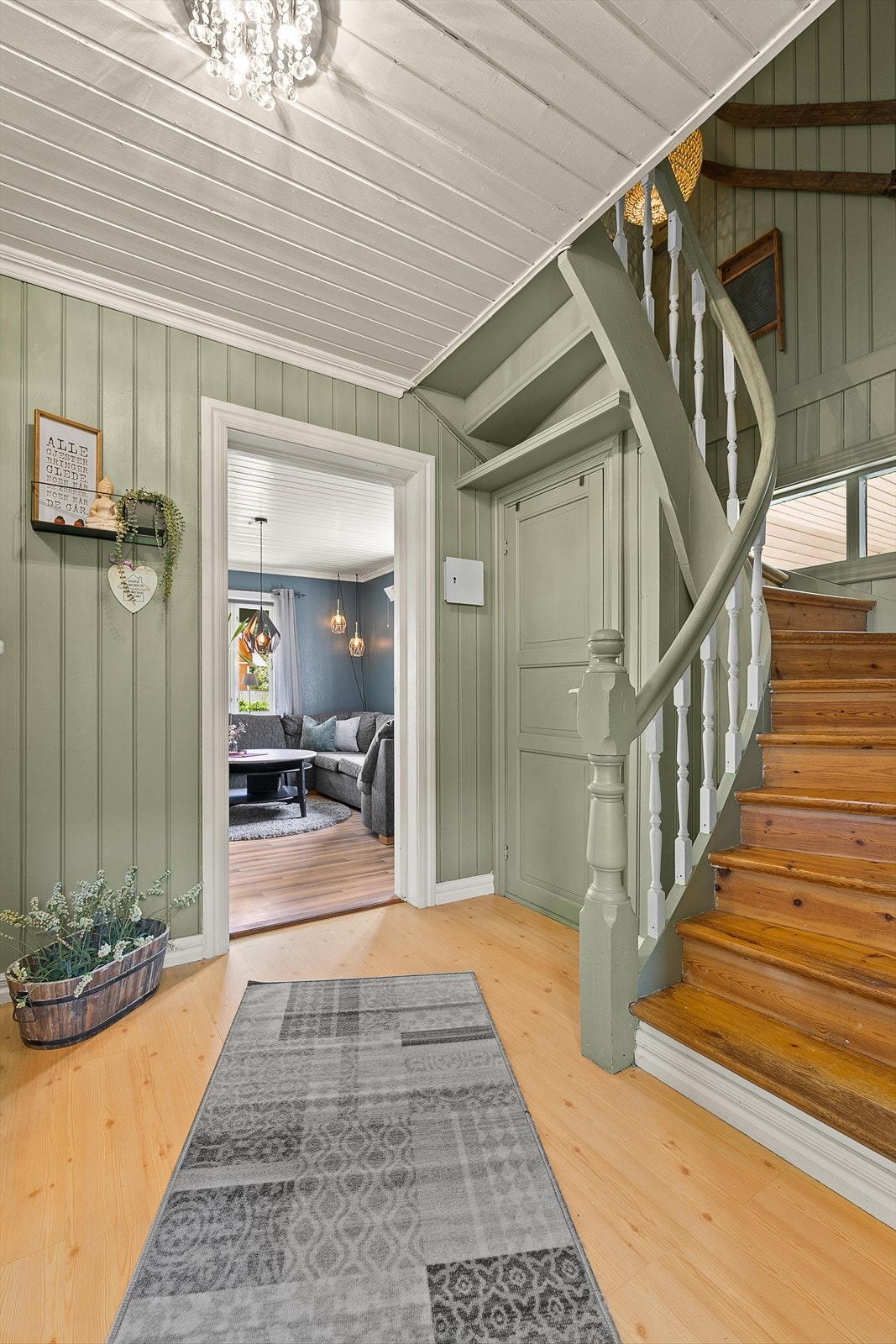 Fra gangen kommer du inn i stuen, og det er det trapp opp til 2. etasje og ned til underetasjen. Galleribilde