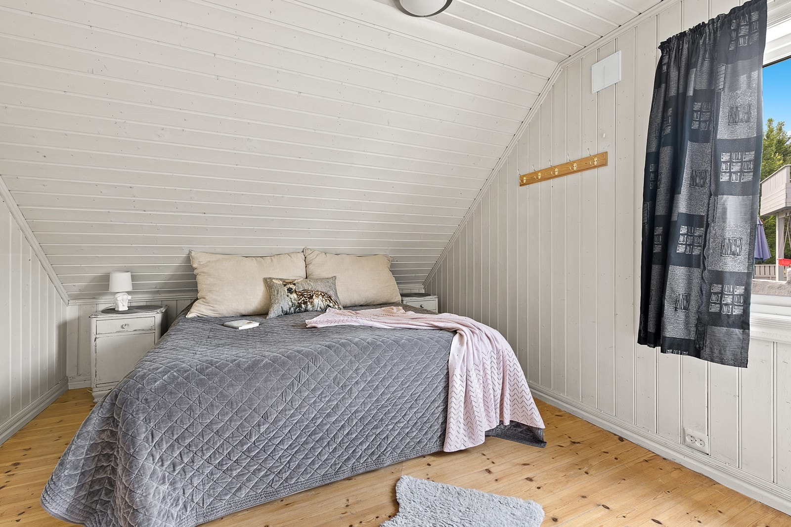 Soverommene ligger i 2. etasje og har kort avstand til badet. Galleribilde