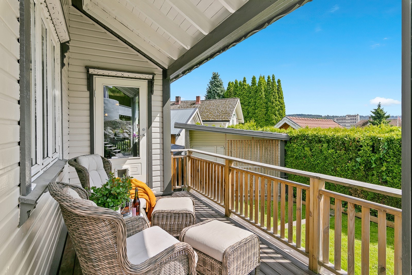 Fra stuen er det utgang til verandaen. Galleribilde