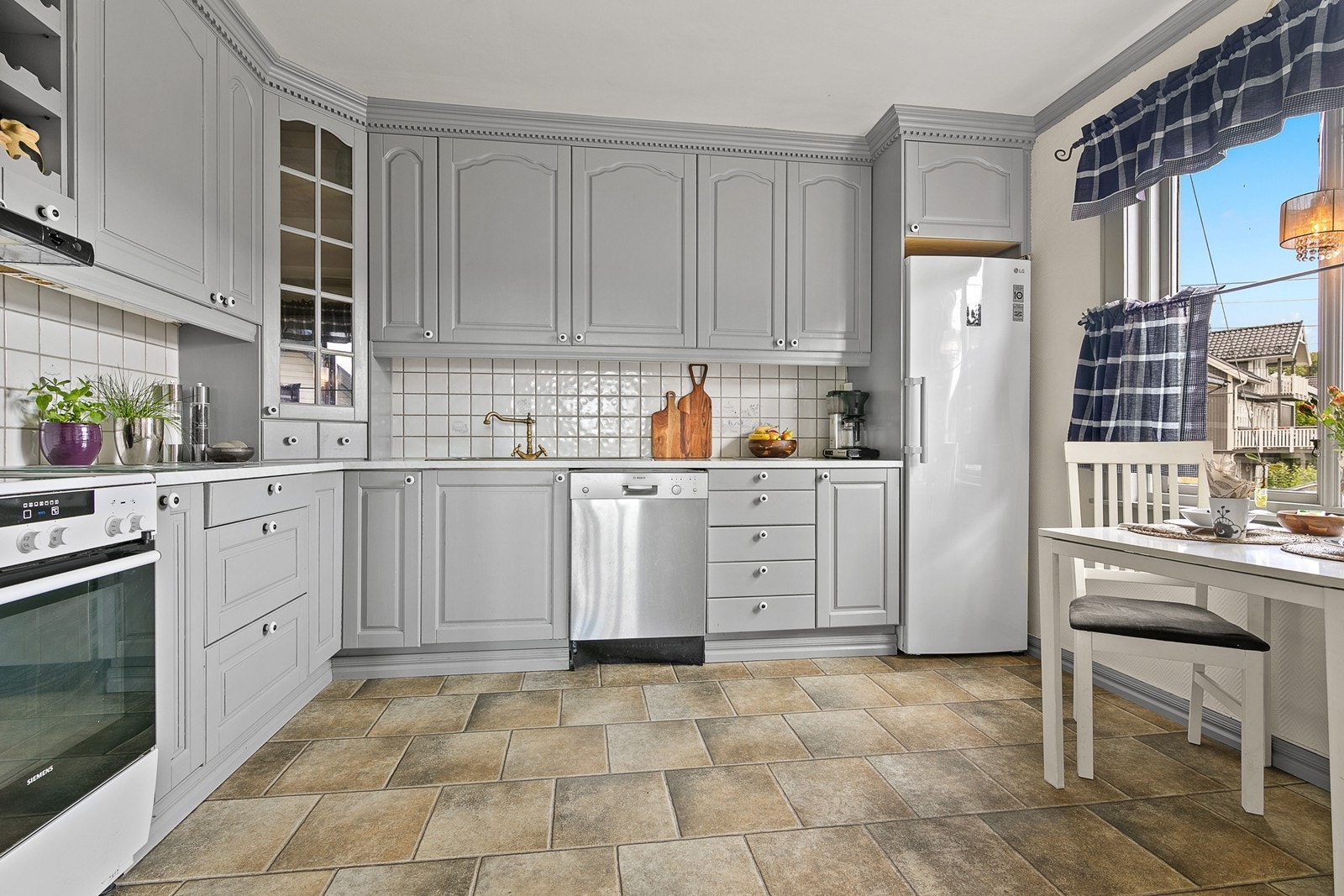 I kjøkkeninnredningen er det nisje til komfyr, kjøleskap, oppvaskmaskin og mikrobølgeovn. Galleribilde