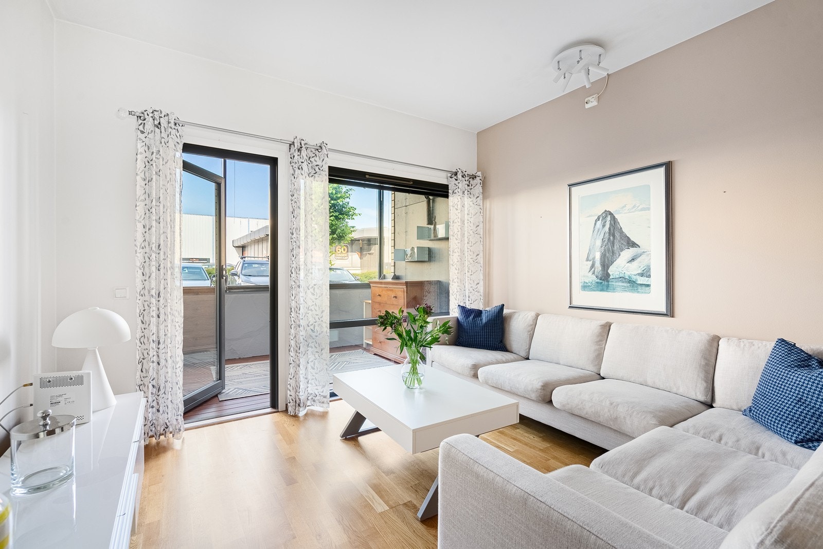 Stue m/utgang til innglasset balkong Galleribilde