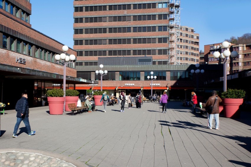 Tøyen Torg ligger kun 2 minutters gange unna. Her finner du både caféer og restauranter, samt T-bane som huser alle linjer. Galleribilde